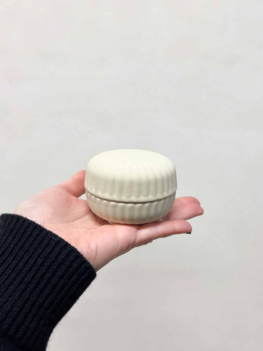 FREYA » Candela profumata avorio con contenitore in ceramica con coperchio