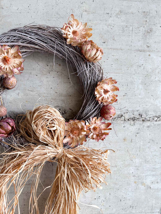 LUISETTA » Ghirlanda da appendere con fiori di Sulphurea e fiocco naturale