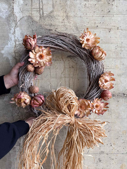 LUISETTA » Ghirlanda da appendere con fiori di Sulphurea e fiocco naturale