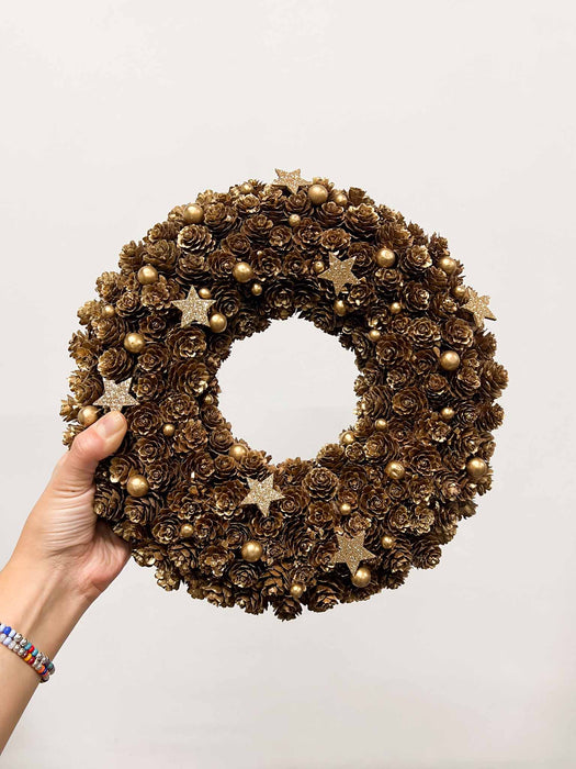 ASHLYN » Ghirlanda da appendere decorata pigne naturali e decorazioni dorate